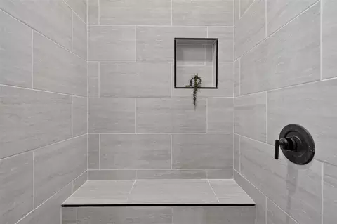 Bath - 108 Monroe Upton Ct, Blanco, TX 78606 photo 2 of 3