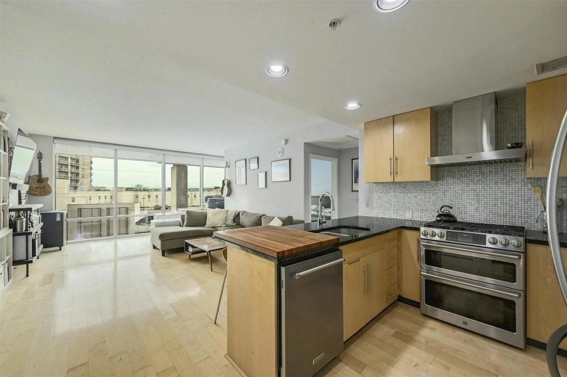 300 Bowie St Unit 704  