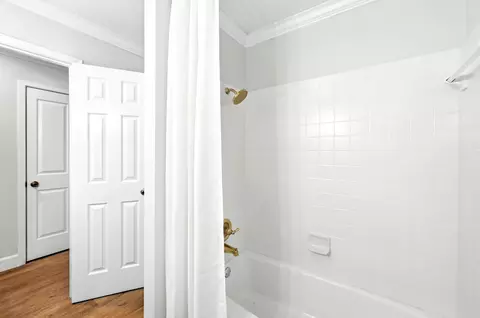 Bath - 295 Oak Creek Cir, Luling, TX 78648 photo 3 of 3