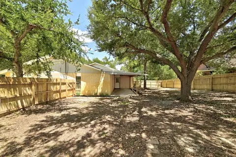 Exterior - 295 Oak Creek Cir, Luling, TX 78648 photo 4 of 8