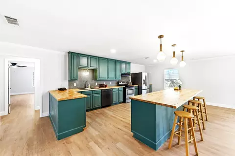 Kitchen - 295 Oak Creek Cir, Luling, TX 78648 photo 4 of 6