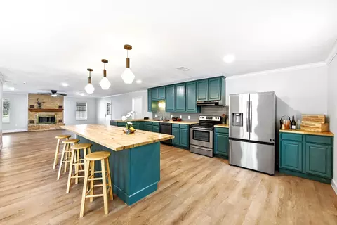 Kitchen - 295 Oak Creek Cir, Luling, TX 78648 photo 2 of 6