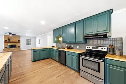 Kitchen - 295 Oak Creek Cir, Luling, TX 78648 photo 6 of 6