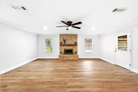 Living - 295 Oak Creek Cir, Luling, TX 78648 photo 4 of 5