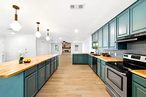 Kitchen - 295 Oak Creek Cir, Luling, TX 78648 photo 5 of 6