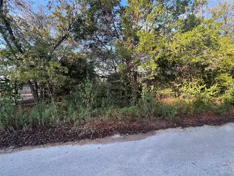 713 E 2nd St, Elgin, TX 78621 photo 2
