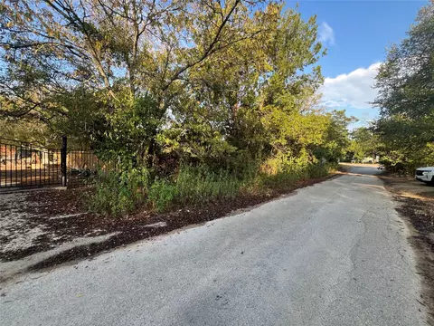 713 E 2nd St, Elgin, TX 78621 photo 3