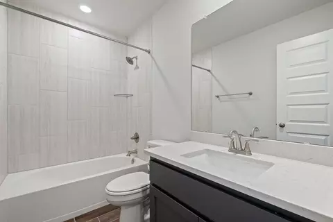 Bath - 368 Banff Dr, Kyle, TX 78640 photo 4 of 5