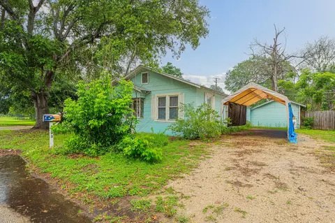 322 Blanco St, Luling, TX 78648 photo 2