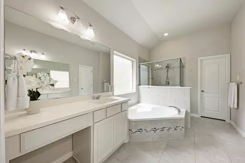Bath - 284 Everglade Dr, Buda, TX 78610 photo 2 of 5