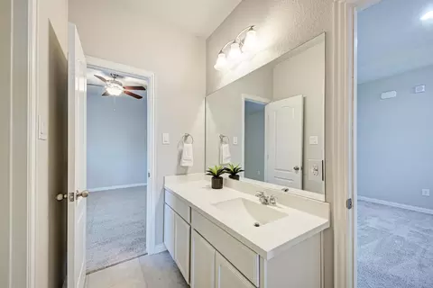 Bath - 284 Everglade Dr, Buda, TX 78610 photo 4 of 5