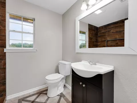 Bath - 84 Thomas Dr, Martindale, TX 78655 photo 5 of 6