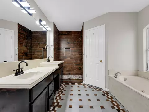 Bath - 84 Thomas Dr, Martindale, TX 78655 photo 2 of 6