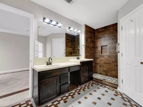 Bath - 84 Thomas Dr, Martindale, TX 78655 photo 3 of 6