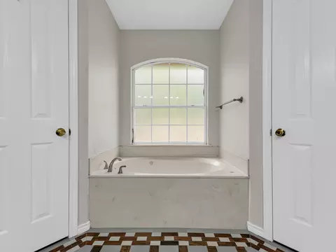 Bath - 84 Thomas Dr, Martindale, TX 78655 photo 4 of 6