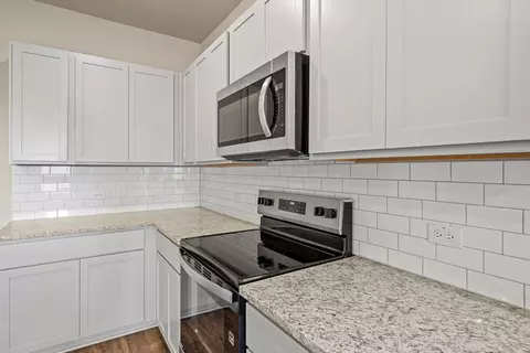 Kitchen - 156 Wind Hl, Jarrell, TX 76537 photo 4 of 5
