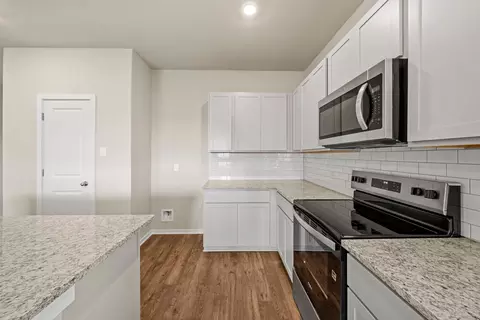 Kitchen - 156 Wind Hl, Jarrell, TX 76537 photo 3 of 5