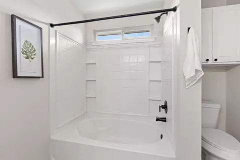 Bath - 724 Lavaca Loop, Elgin, TX 78621 photo 2 of 6