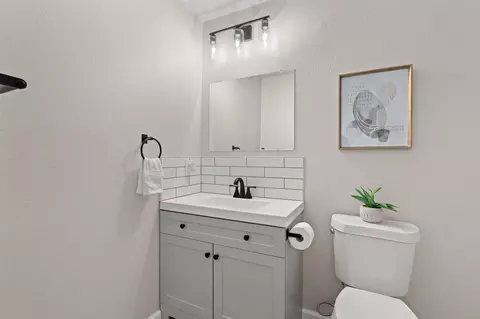 Bath - 724 Lavaca Loop, Elgin, TX 78621 photo 3 of 6