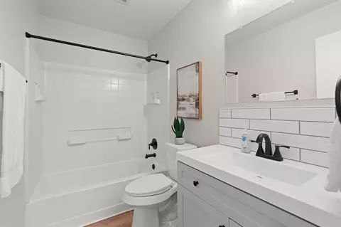 Bath - 724 Lavaca Loop, Elgin, TX 78621 photo 6 of 6