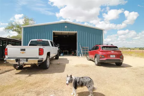 1875 Cr 466, Elgin, TX 78621 photo 2