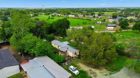 2 Skylark Dr, Martindale, TX 78655