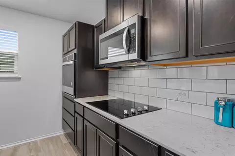 Kitchen - 720 Bailey Park Dr, Jarrell, TX 76537 photo 4 of 5