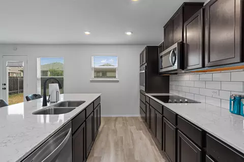 Kitchen - 720 Bailey Park Dr, Jarrell, TX 76537 photo 3 of 5