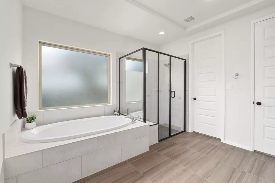 Bath - 105 Sweetgum Cv, Bastrop, TX 78602 photo 2 of 3