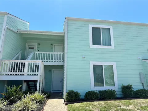 611 Lauderdale Dr, Rockport, TX 78382