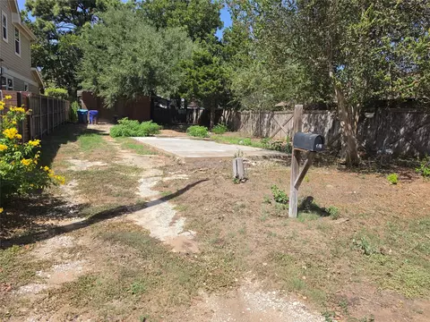 102 E Alamo St, Elgin, TX 78621 photo 3