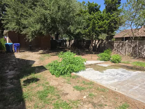 102 E Alamo St, Elgin, TX 78621 photo 4