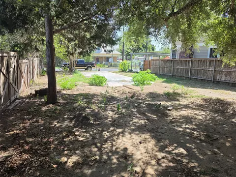102 E Alamo St, Elgin, TX 78621 photo 5
