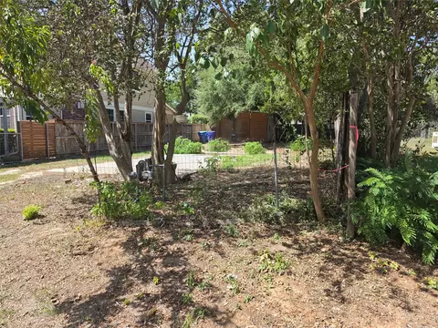 102 E Alamo St, Elgin, TX 78621 photo 2