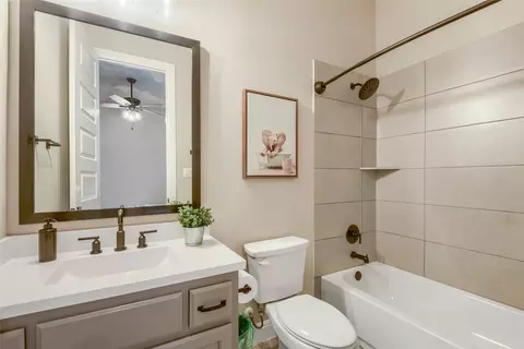 Bath - 104 Eagle Pass Trl, Georgetown, TX 78628 photo 2 of 4