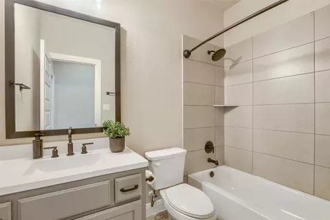 Bath - 104 Eagle Pass Trl, Georgetown, TX 78628 photo 4 of 4