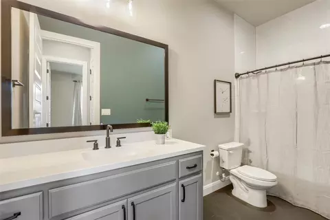 Bath - 104 Eagle Pass Trl, Georgetown, TX 78628 photo 3 of 4