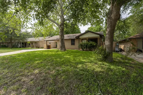903 Mimosa Dr, Lockhart, TX 78644