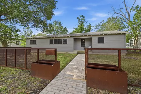 820 Bois Darc St, Lockhart, TX 78644