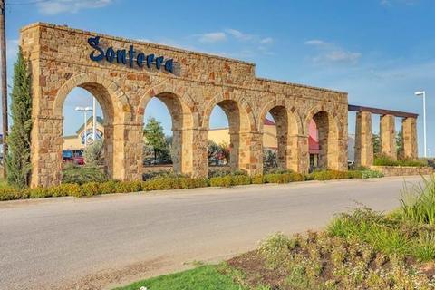 929 Ibis Falls Loop, Jarrell, TX 76537 photo 2