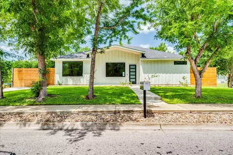 1215 Howard St, Taylor, TX 76574