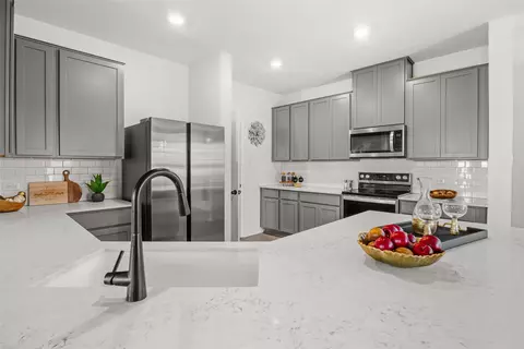 Kitchen - 105 Colonel Mcnally Loop, Jarrell, TX 76537 photo 4 of 9