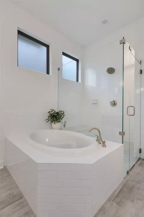 Bath - 12315 Simmental Dr, Austin, TX 78732 photo 4 of 5