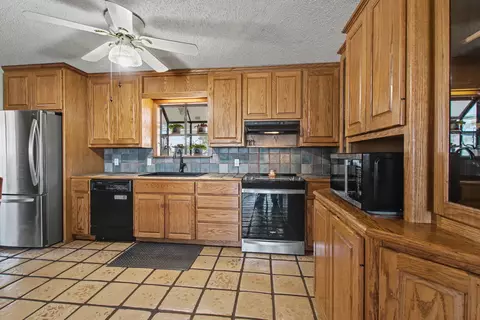 Kitchen - 501 Bumpy Ridge Dr, Burnet, TX 78611 photo 2 of 3