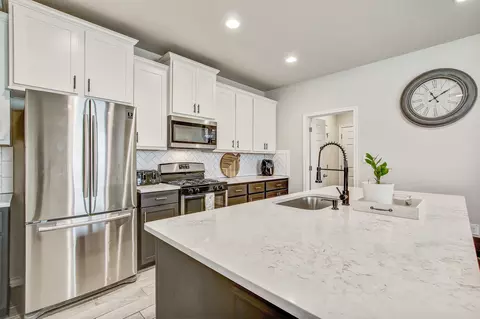 Kitchen - 495 Eves Necklace Dr, Buda, TX 78610 photo 4 of 5