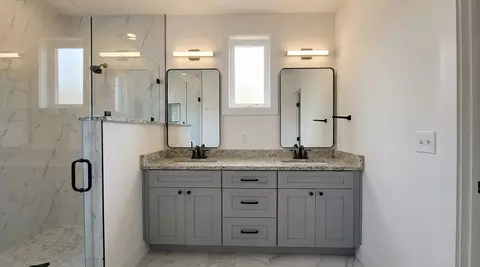 Bath - 2818 E 22nd St #2, Austin, TX 78722 photo 2 of 3
