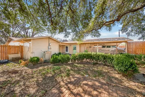 Exterior - 133 Hillcrest Dr, Luling, TX 78648 photo 9 of 11