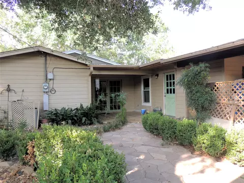 Exterior - 133 Hillcrest Dr, Luling, TX 78648 photo 8 of 11