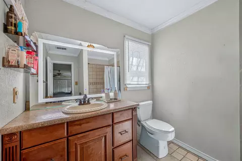 Bath - 133 Hillcrest Dr, Luling, TX 78648 photo 2 of 3