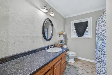 Bath - 133 Hillcrest Dr, Luling, TX 78648 photo 3 of 3